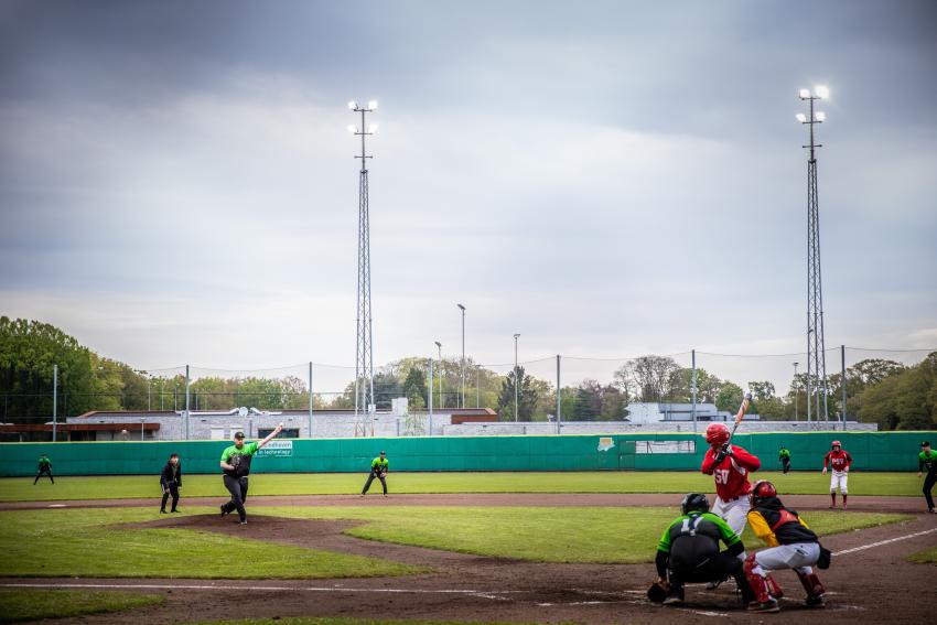 Een team speelt honkbal