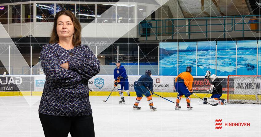 Persoon met armen over elkaar voor een ijshockeyveld