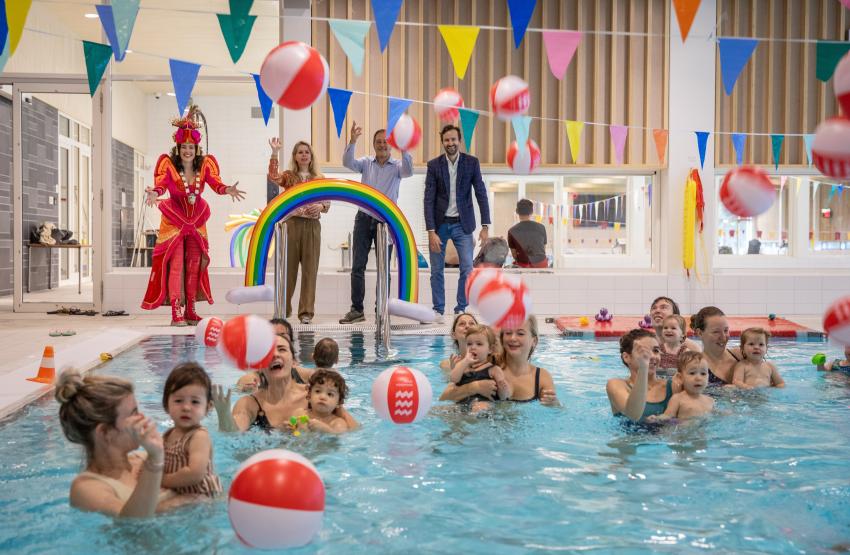 Feestelijke opening van nieuwe baden Tongelreep tijdens het baby- en peuterzwemmen