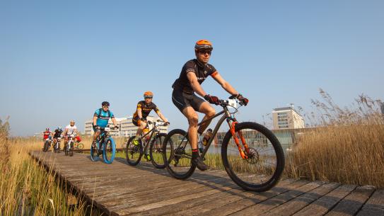 deelnemers MTB challenge bij HTCE , klik voor een vergroting