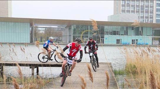 deelnemers MTB challenge bij  HTCE , klik voor een vergroting