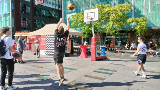 deelnemers basketbal tijdens Eindhoven Sport Festival , klik voor een vergroting