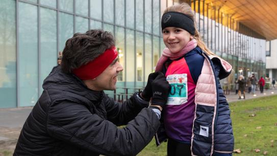 vader en dochter nemen deel aan de genneper parkenloop , klik voor een vergroting