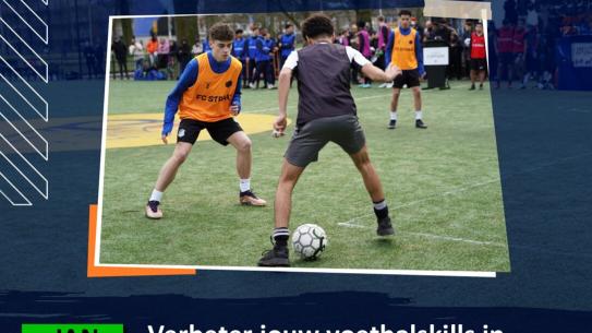 FC Straat Training Beeld voetballende  jongens, klik voor een vergroting