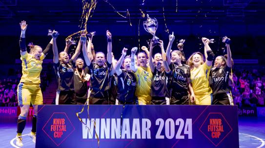 juichende winnaars van de KNVB Futsal Cup 2024, klik voor een vergroting