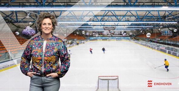 Vrouw die voor een ijshockeyveld staat