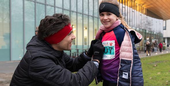 vader en dochter nemen deel aan de genneper parkenloop 