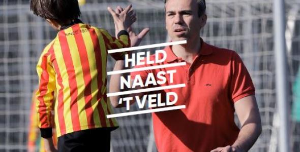 held naast het veld foto.JPG