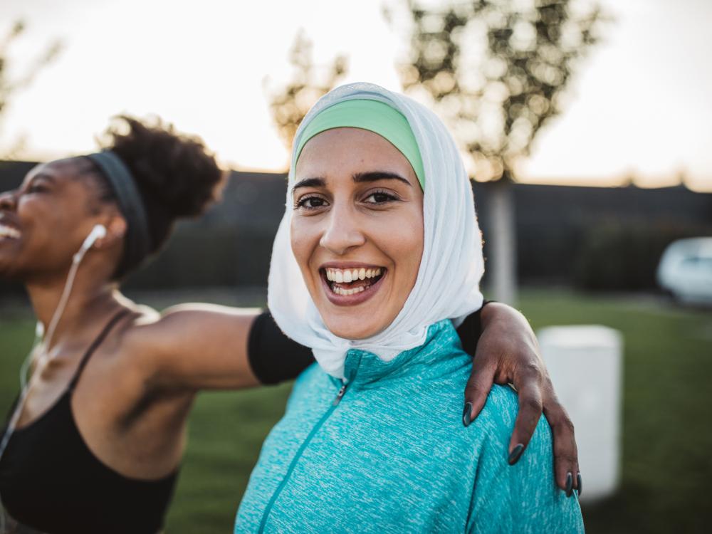 Twee vrouwen lachen terwijl ze in beweging zijn