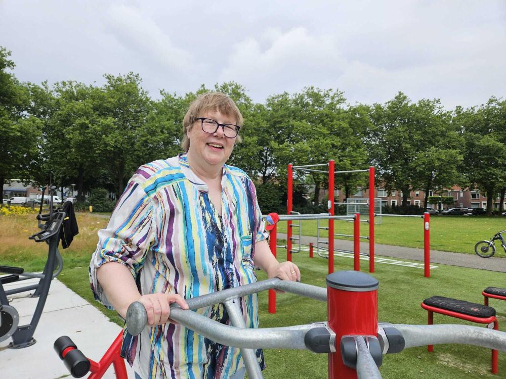 Vrouw in beweging in beweegpark in Eindhoven