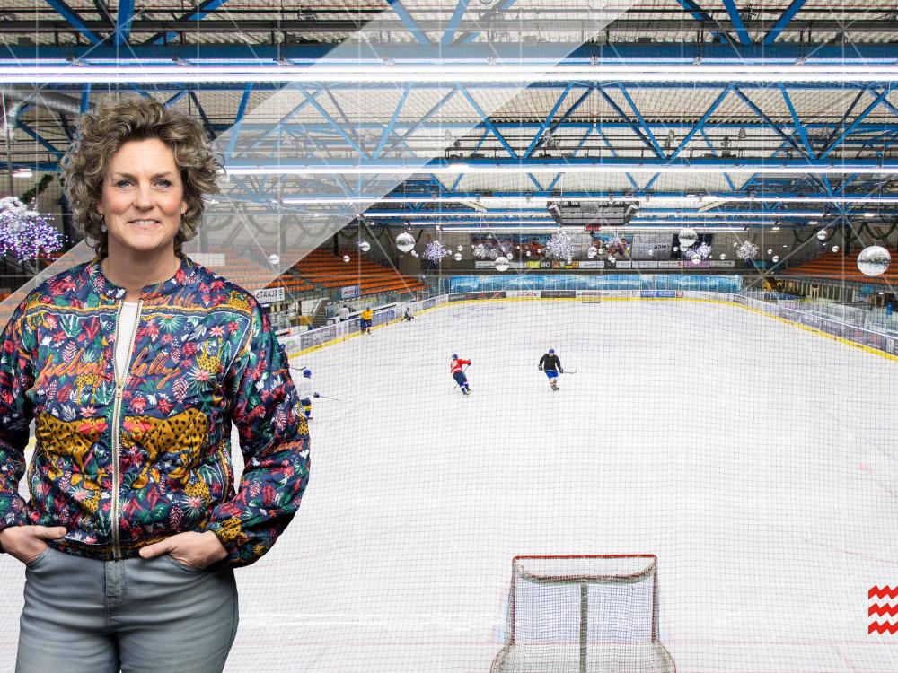 Vrouw die voor een ijshockeyveld staat